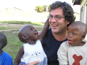 Padre Emilio, Camilliano, si interessa della salute spirituale e fisica di adulti e bambini di una vasta regione del Kenya sulle rive del lago Vittoria.